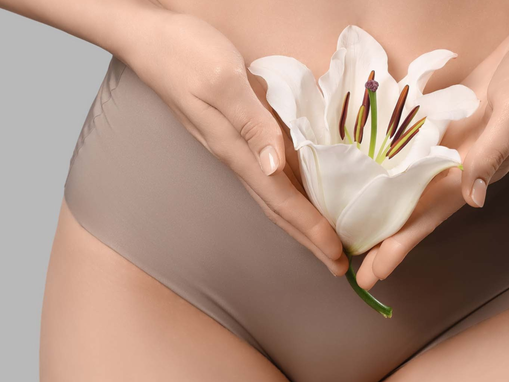 Mulher com expressão confiante e tranquila, vestindo roupas de ginástica (legging) confortáveis, ilustrando a liberdade física e o bem-estar proporcionados pela cirurgia íntima (Ninfoplastia) na Clínica Orvia.