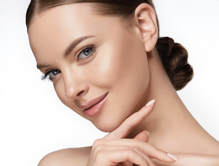 Rosto de mulher madura e elegante, com o contorno da mandíbula firme e pele lisa, demonstrando o resultado de rejuvenescimento natural do Deep Plane Facelift na Clínica Orvia em São Paulo.