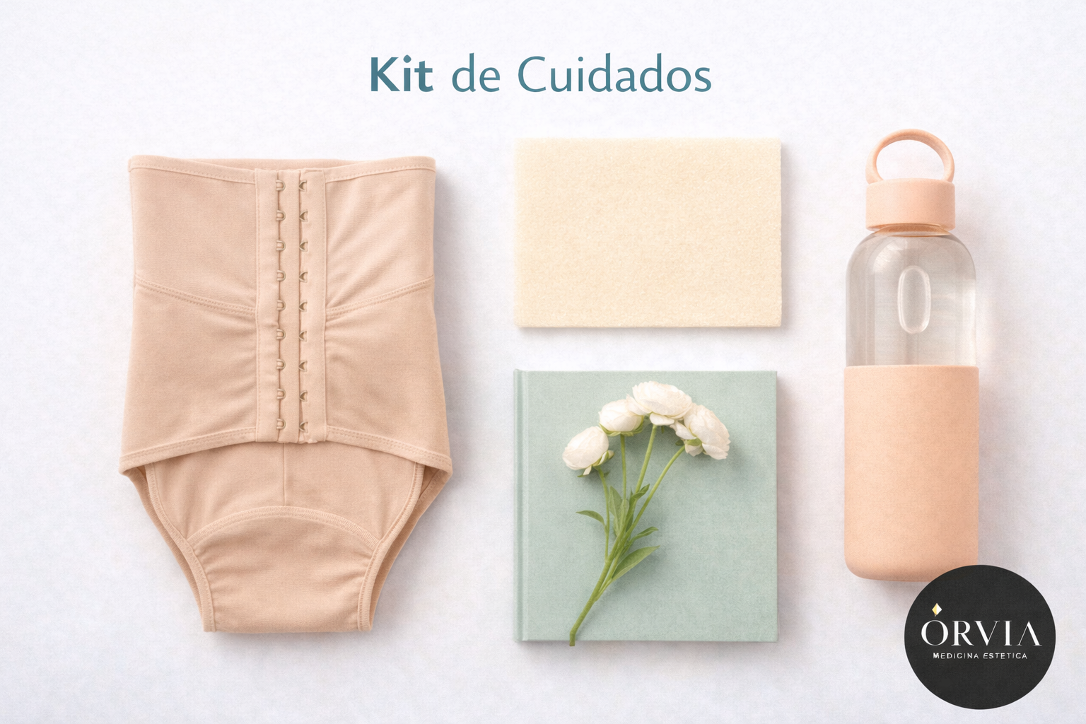 Foto estilo flat lay mostrando uma cinta modeladora bege dobrada, placas de contenção e garrafa de água, compondo o kit de recuperação pós-abdominoplastia.